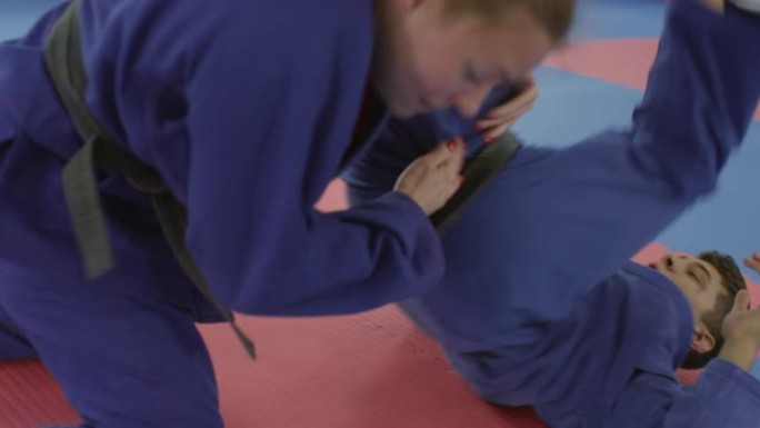 男女柔术运动员在地板上战斗的顺序