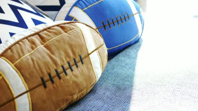 枕头作为足球形状装饰靠背橄榄球