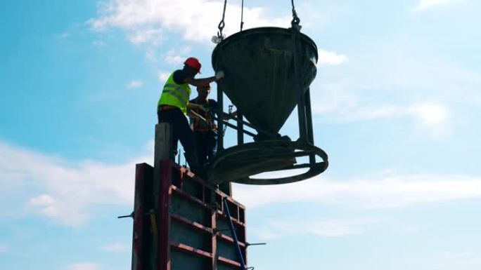 水箱正在建筑工人的控制下浇筑混凝土