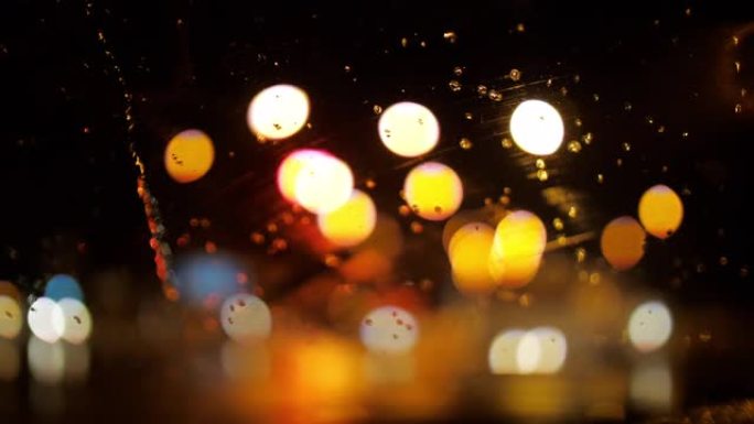 交通拥堵日汽车上的圆光bokeh背景雨滴