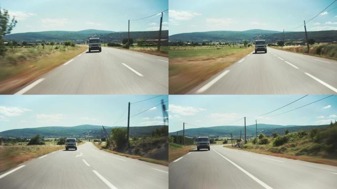 在公路旅行中，女人从货车上挥舞着手