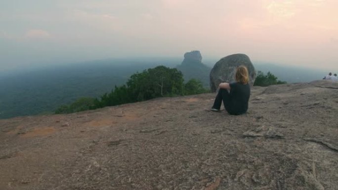 WS女人放松，享受岩石形成的风景，斯里兰卡