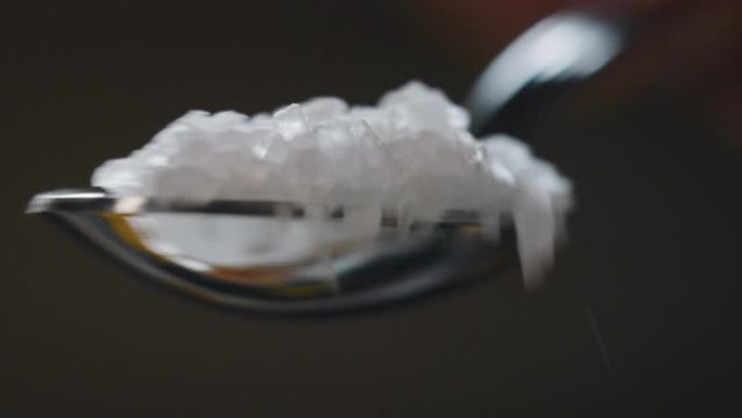 用茶勺滴盐时，请关闭厨师的手。