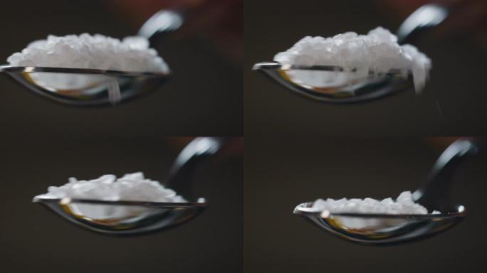 用茶勺滴盐时，请关闭厨师的手。