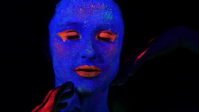 性感cyber raver女人在紫外线黑光下在荧光服装中拍摄的梦幻视频性感女孩cyber glow 