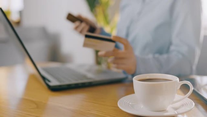 DS女人在智能手机上进行在线购物时喝杯咖啡