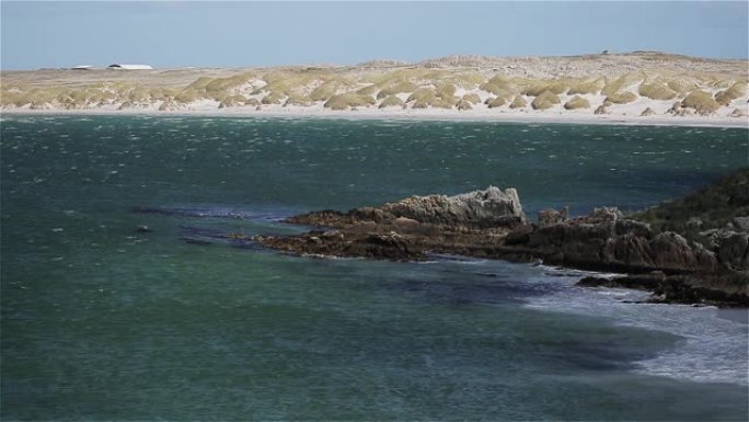 福克兰群岛波涛汹涌的大海 (马尔维纳斯岛)。