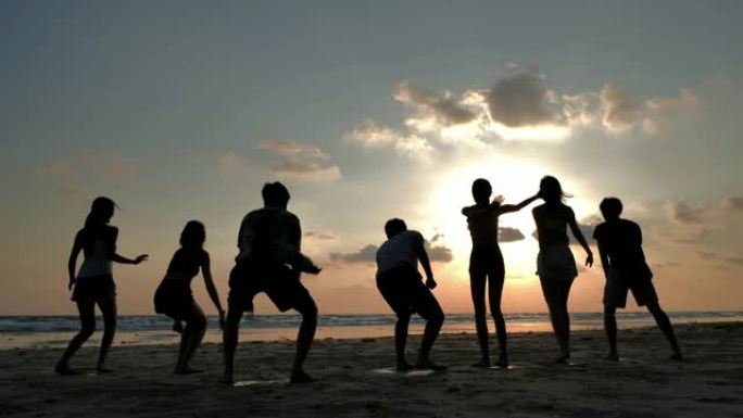 夏天，友谊，大海，暑假，假期和人们概念，假期，在海滩上一起跳跃的微笑朋友的剪影-iStock
