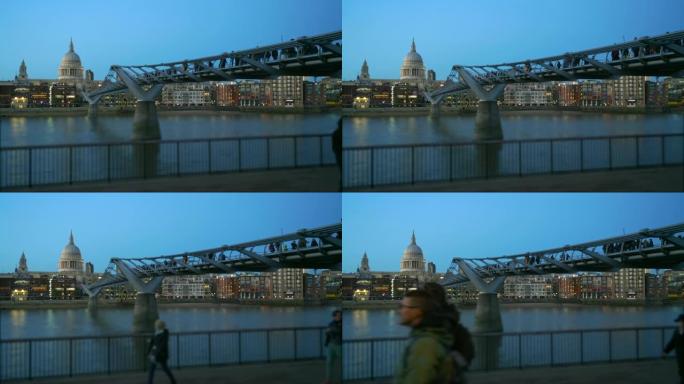 蓝色时刻的伦敦千禧桥和圣保罗大教堂