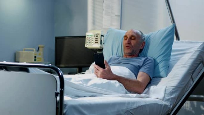 在病房中使用视频通话的男性患者