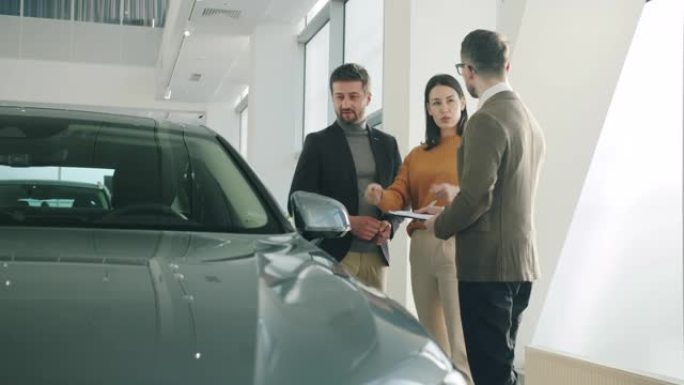 快乐的家庭在经销商处买车，与经理谈论新车