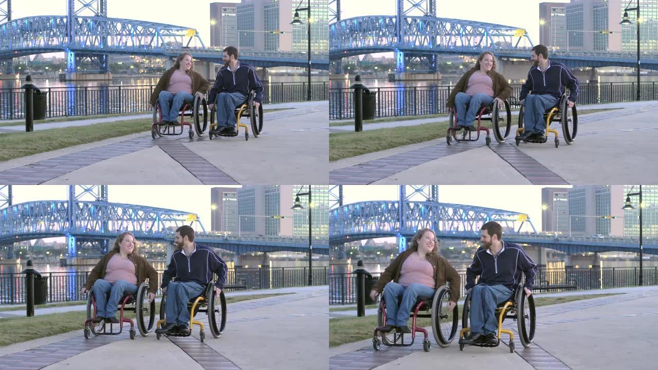 在城市海滨坐轮椅的夫妇