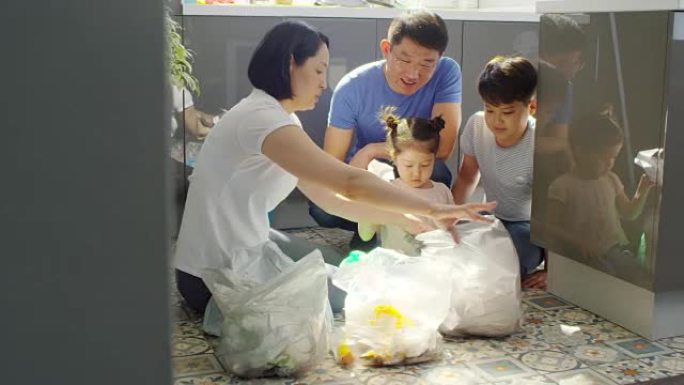 亚洲母亲和父亲教孩子回收利用