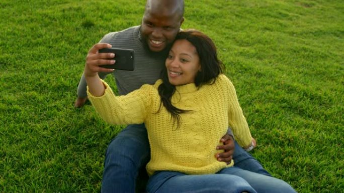 情侣在公园用手机自拍4k