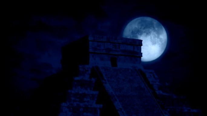 阿兹特克神庙后面的满月