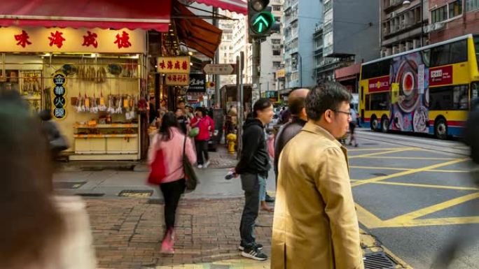 延时: 香港市中心上环西市海鲜干货和补品美食街的行人和运输背景