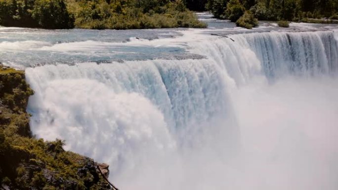阳光明媚的日子，在史诗般的尼亚加拉大瀑布瀑布上，安大略河水的风景慢动作电影拍摄。