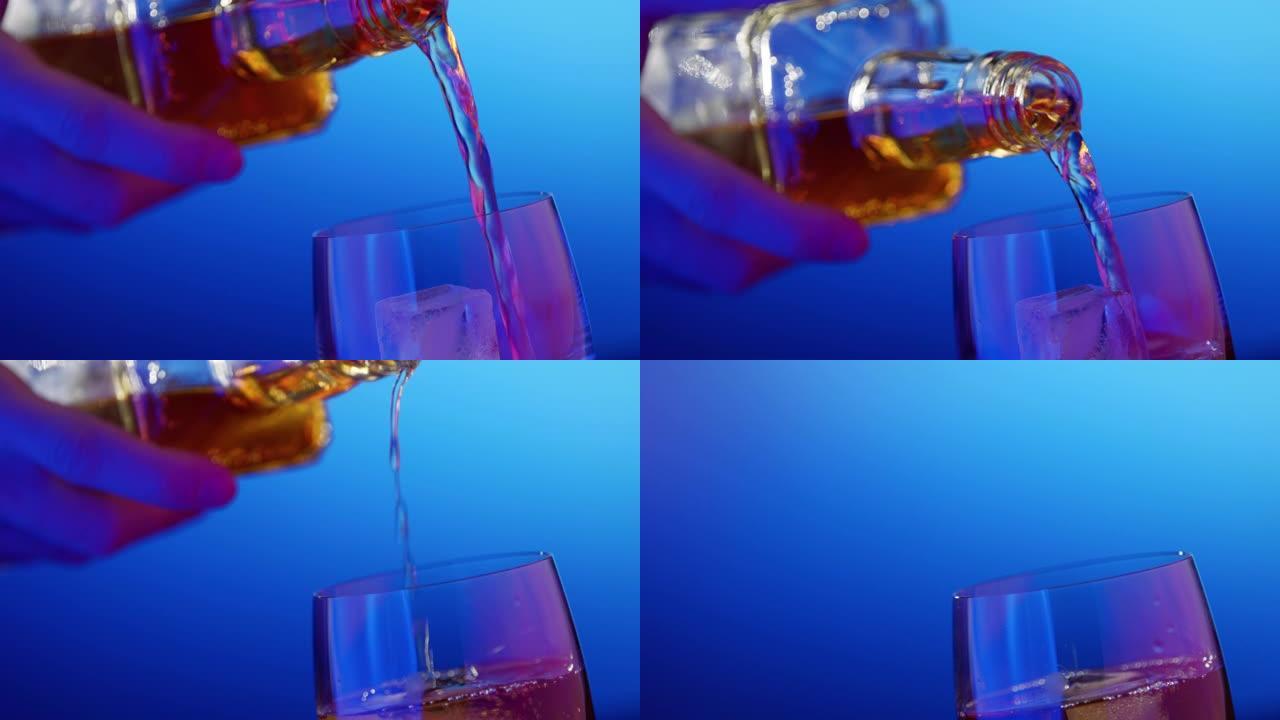 调酒师将威士忌倒入玻璃杯中，边缘有金色的光线反射。在蓝色背景上关闭。