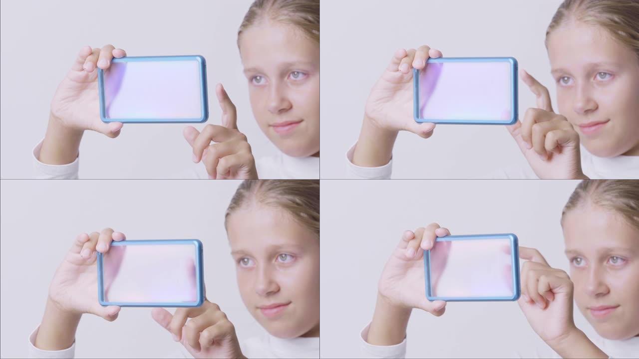 女孩按未来用户界面概念透明屏幕。