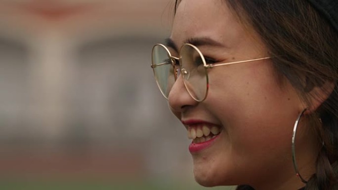 亚洲女大学生微笑4k侧视图