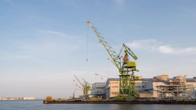 延时: 日本日落神户造船厂和仓库工厂的港口起重机
