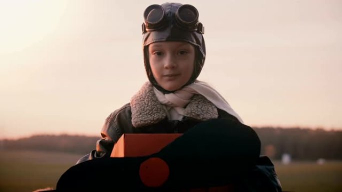 美丽的小女孩肖像拍摄有趣的复古飞机飞行员服装用平静的眼睛慢动作看着相机