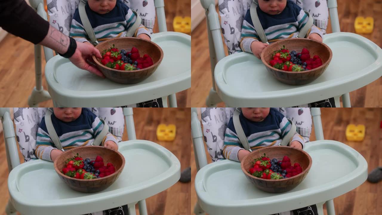 婴儿发现新水果