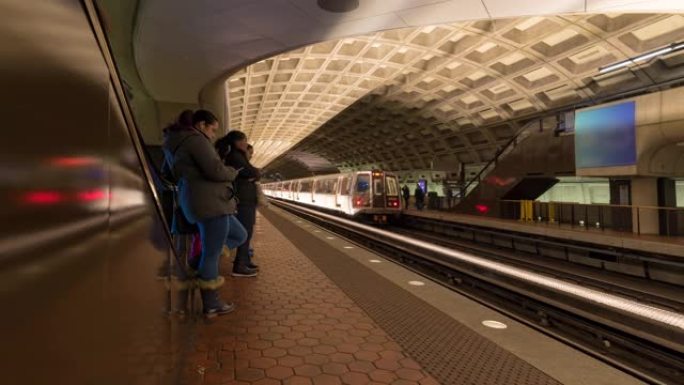 延时: 旅行者行人在美国华盛顿特区地铁拥挤