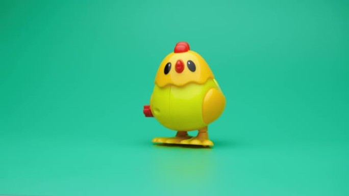 发条黄色玩具鸡。可爱公鸡旋转