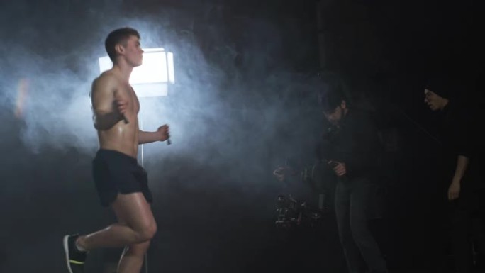 男子在黑暗的房间里用绳子跳跃