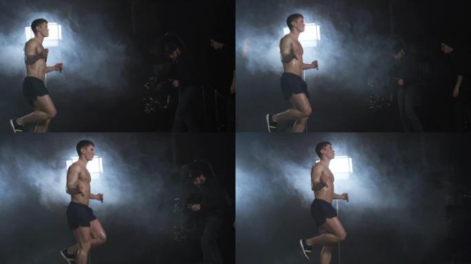 男子在黑暗的房间里用绳子跳跃