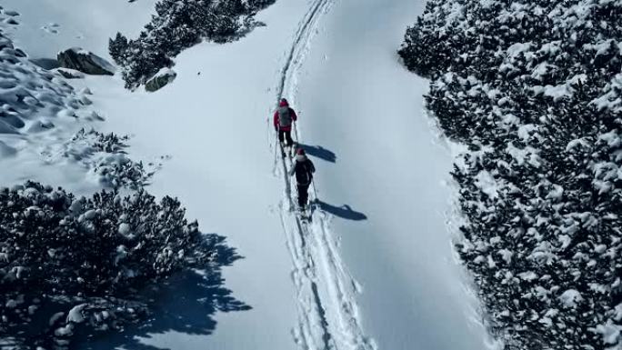 一对在山路上。冬季仙境滑雪旅游。鸟瞰图