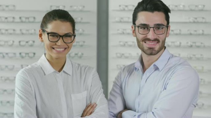 一对眼科医生在光学中心为客户做视觉检查。给病人试试眼镜。