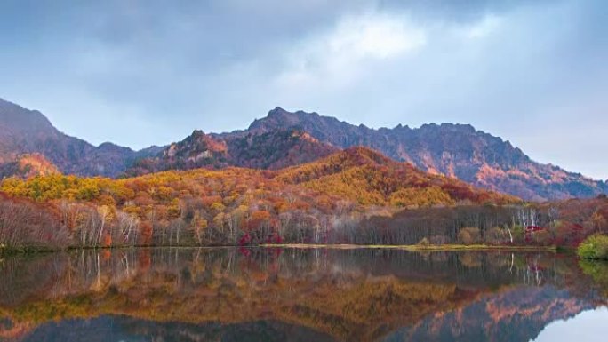 日本长野秋季Kagamiike池塘倾斜时的4k时间流逝。