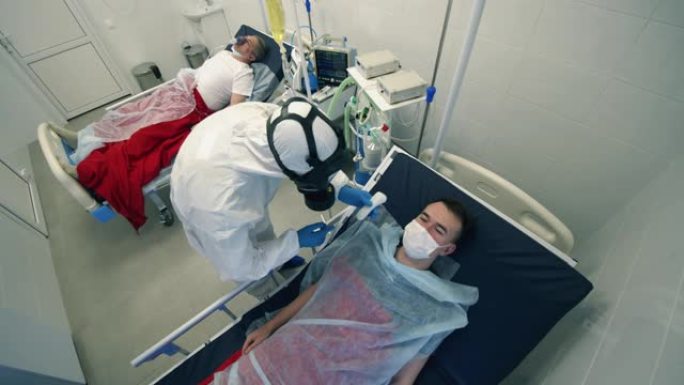 感染，新型冠状病毒肺炎大流行，2019-ncov概念。医务人员对一名年轻人的温度测量