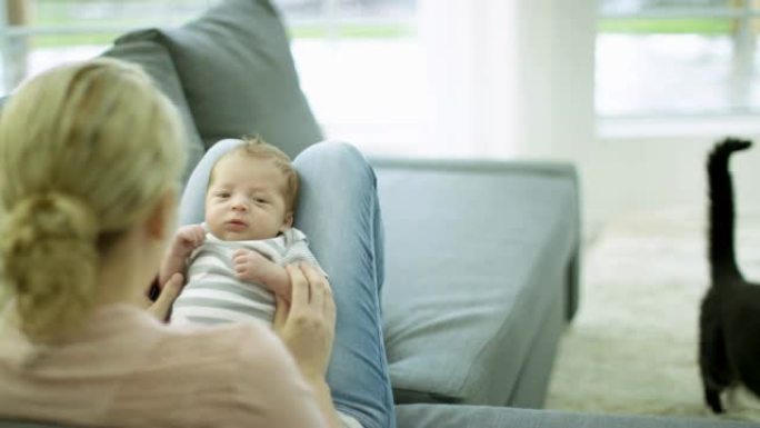 睡在妈妈的肩膀上的新生婴儿