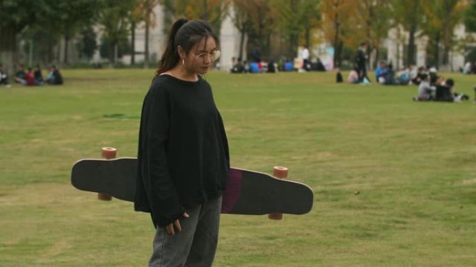 亚洲女大学生写真用滑板
