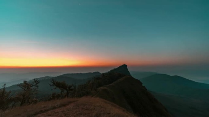 日出的蒙宗山山顶看日出唯美朝霞露营