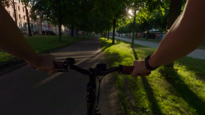 在哥德堡市骑自行车