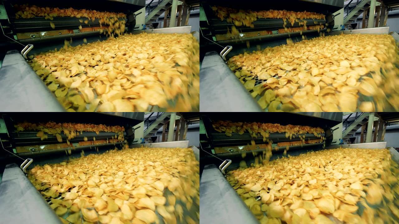 工厂输送机上的薯片，食品生产设备工作。