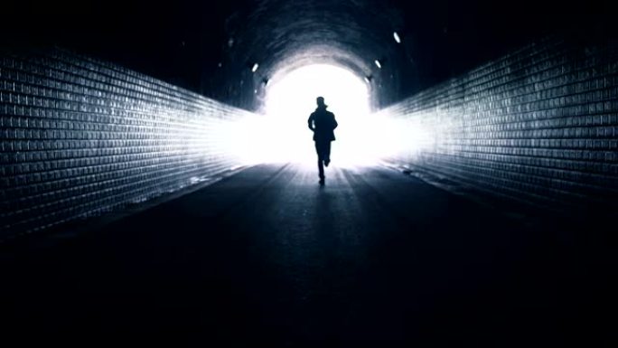 男子奔向光明通道隧道企业文化剪影背影