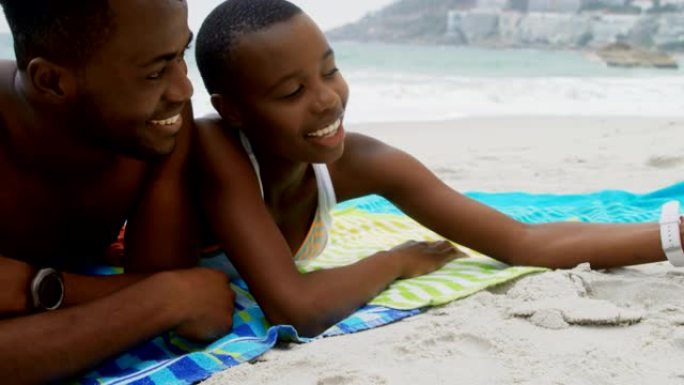 非裔美国夫妇在海滩上用手机自拍的前视图4k