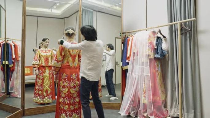 中国服装设计师对群瓜进行了最后的修饰