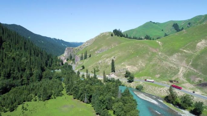 山区河流森林和道路的空中新疆景观