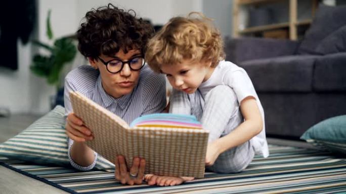 可爱的孩子男孩正在听童话，而妈妈正在家里读故事