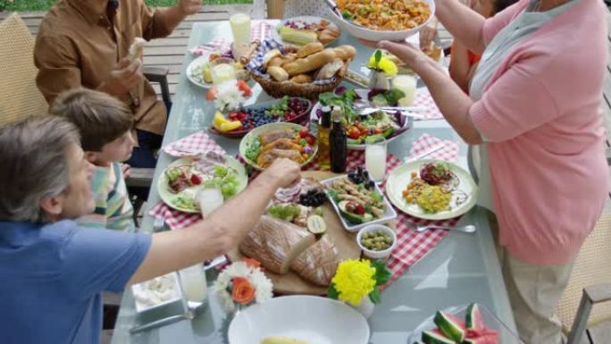 家人夏天一起在外面吃饭