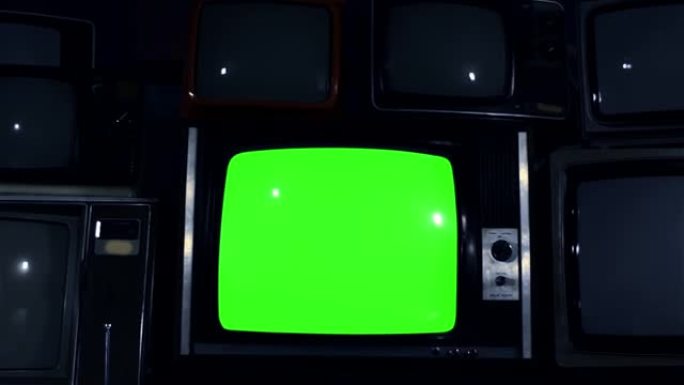 80年代电视绿屏与许多80年代电视。多莉很快就进来了。夜色。
