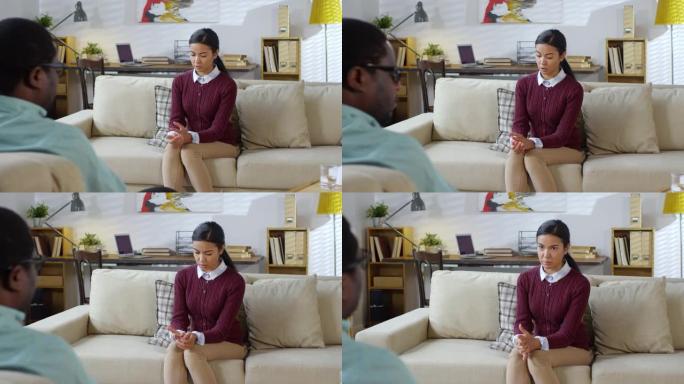 年轻的亚洲女性与心理治疗师交谈