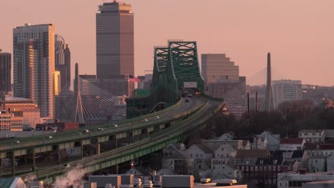 波士顿天际线的时间流逝，桥梁和城市景观上的快车
