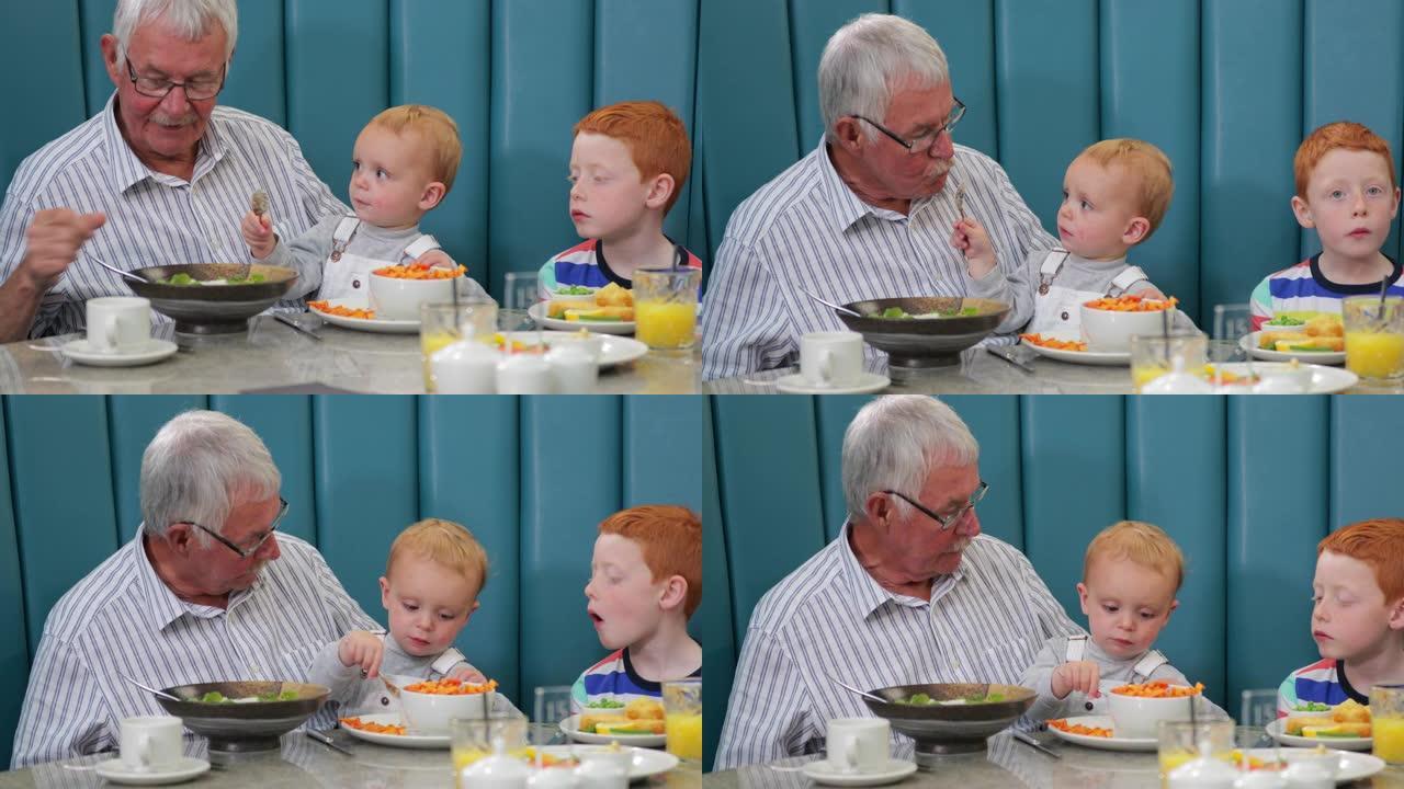 祖父和他的年轻孙子在一家餐馆里